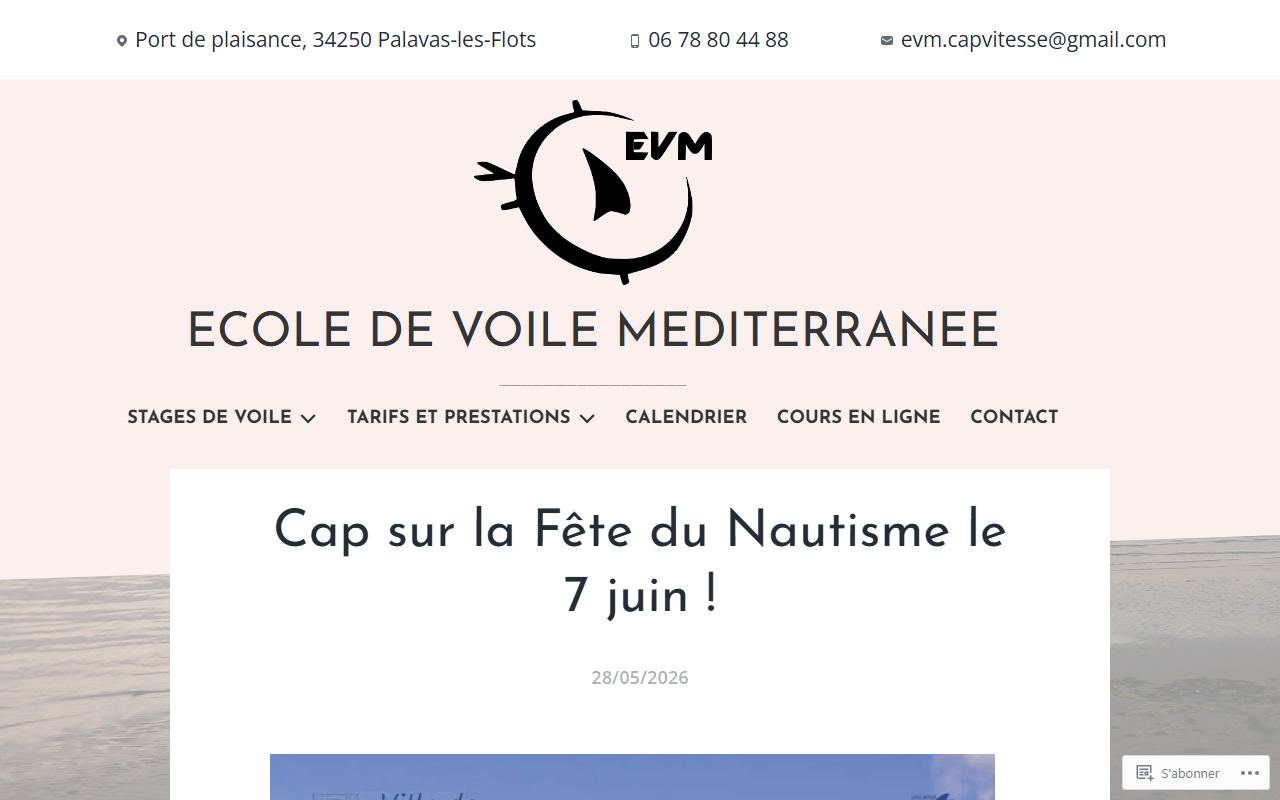 Page d'accueil de l'École de Voile Méditerranée à Palavas-les-Flots : logo EVM, menu Stages de voile, Tarifs et prestations, Calendrier, Cours en ligne, coordonnées affichées