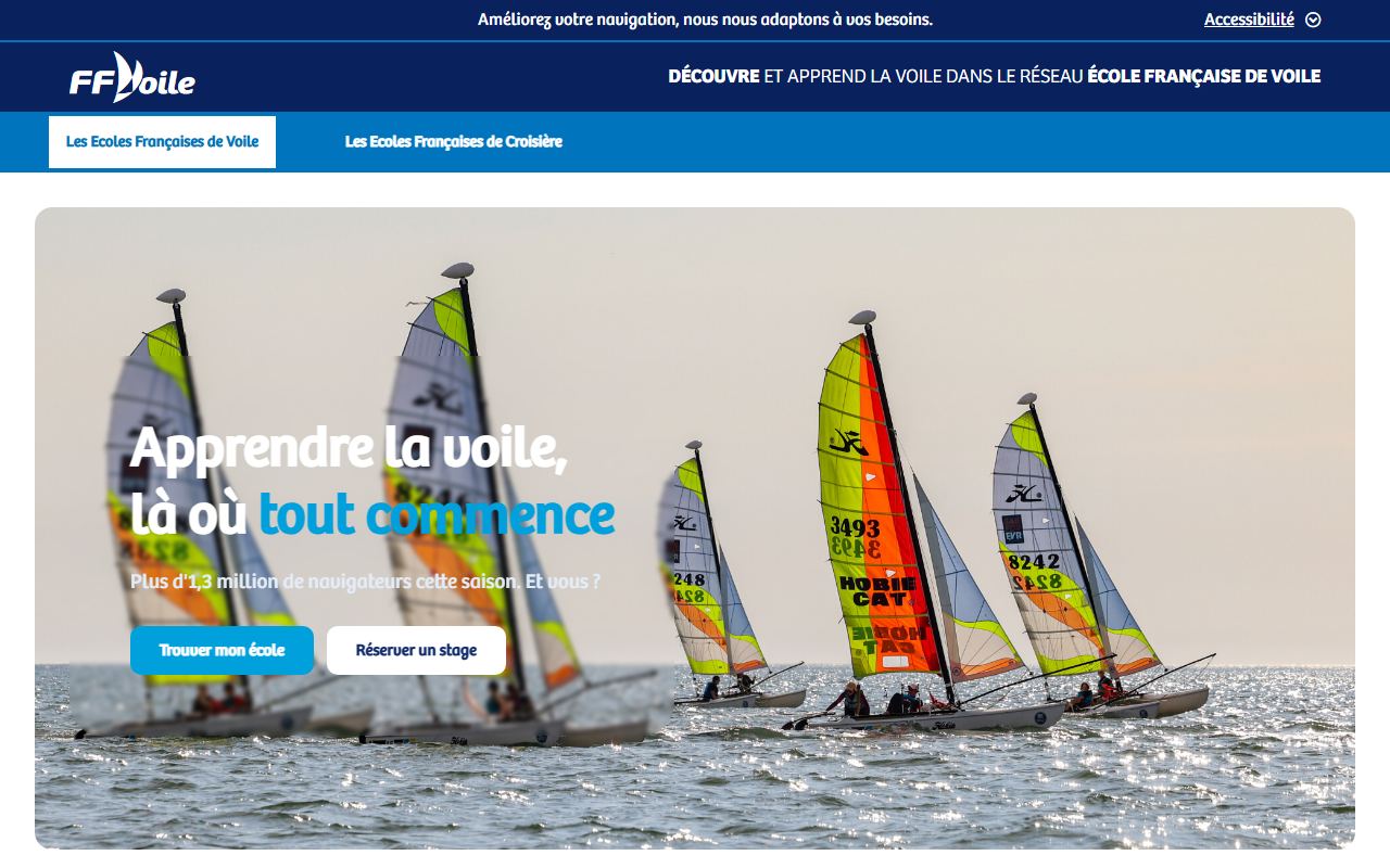 Page des Écoles Françaises de Voile (FFVoile) : « Apprendre la voile, là où tout commence », catamarans en régate, boutons Trouver mon école et Réserver un stage