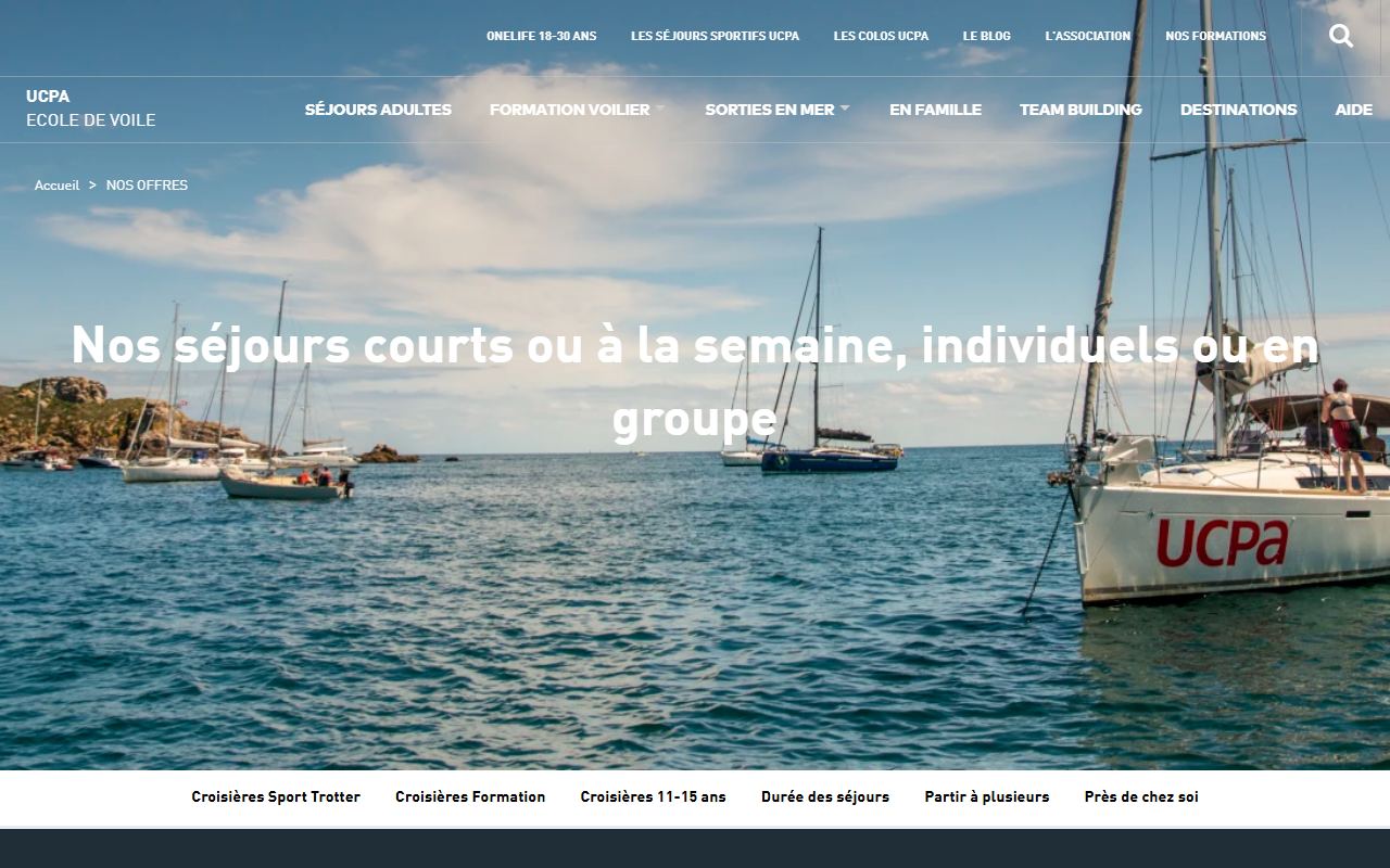 Page école de voile UCPA : « Nos séjours courts ou à la semaine, individuels ou en groupe », voiliers au mouillage, menu Séjours adultes, Formation voilier, Sorties en mer, En famille